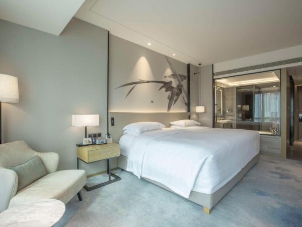 DoubleTree by Hilton Hotel Shenzhen Longhua, Near Huawei, Foxcnn, Shenzhen North Railway, Uniwalk & Uniworld Shopping Mall, Sam's Club : photo 2 de la chambre chambre lit queen-size 