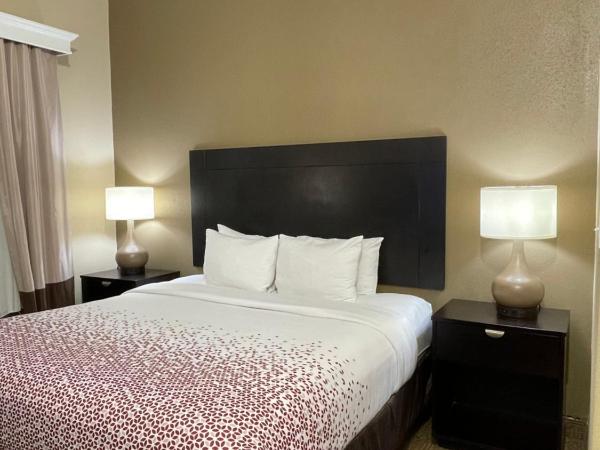 Spark Suites Hobby Airport : photo 1 de la chambre suite lit king-size avec canapé-lit