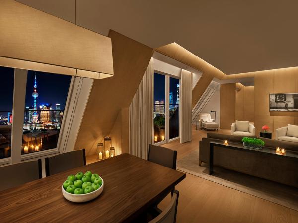 The Shanghai EDITION : photo 2 de la chambre bund view terrace suite