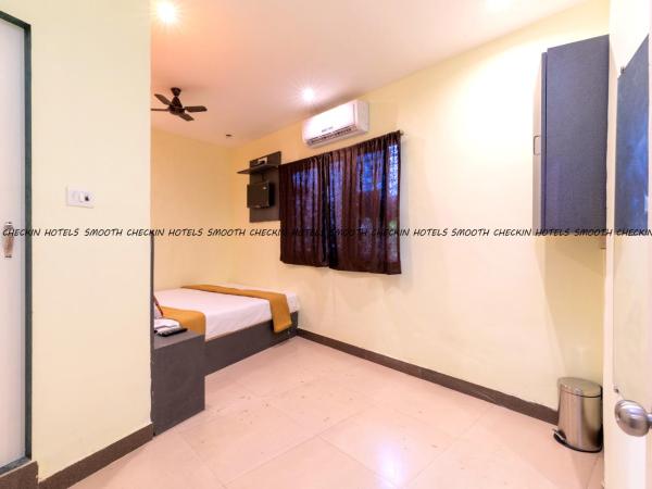 Hotel Shera Residency, Hotel Near Mumbai Airport : photo 4 de la chambre chambre triple avec salle de bains privative