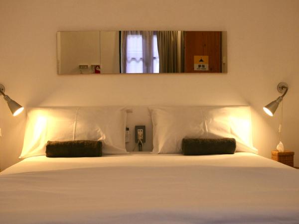 T-Boutique Hostel - Hua Lamphong : photo 1 de la chambre chambre lit queen-size avec salle de bains commune