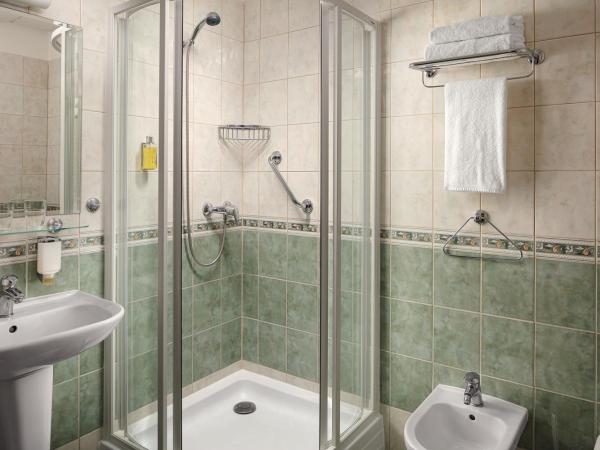 Alqush Downtown Hotel : photo 2 de la chambre chambre double avec lit d'appoint