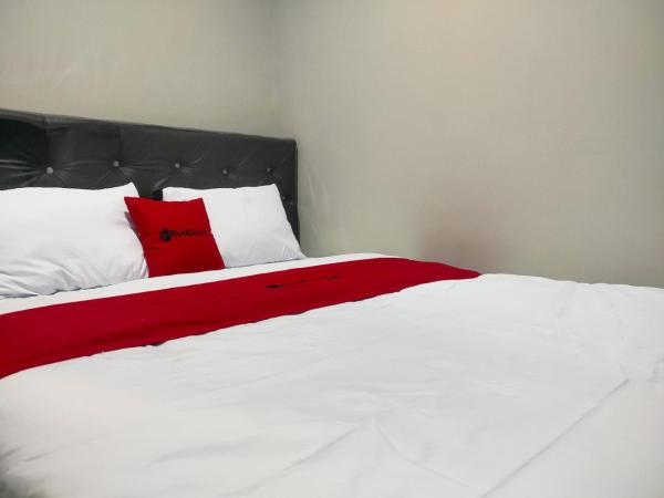 RedDoorz Syariah near Rumah Sakit Soewandhie : photo 5 de la chambre chambre double standard
