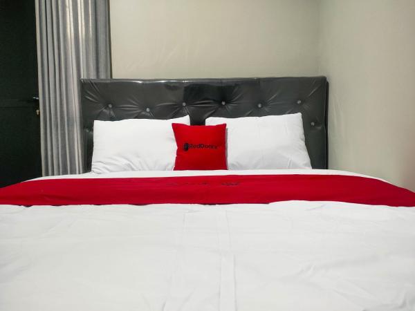 RedDoorz Syariah near Rumah Sakit Soewandhie : photo 9 de la chambre chambre double standard