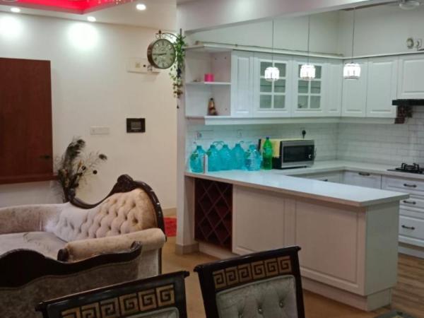 Royal Nest 3 BHK Suites AS : photo 10 de la chambre chambre double ou lits jumeaux avec balcon