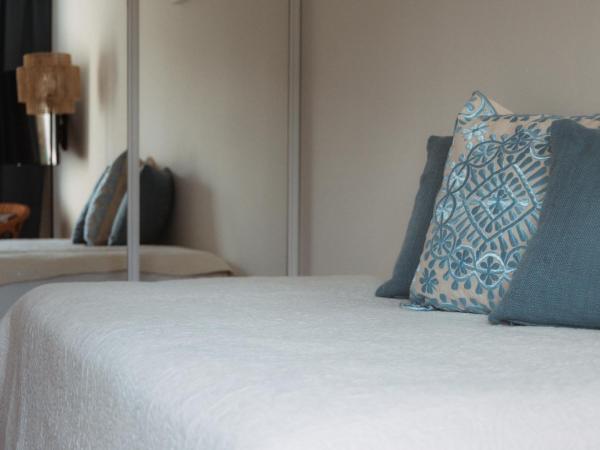 Hotel Les Messugues : photo 3 de la chambre appartement (3 adultes) avec jardin