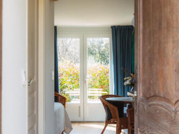 Hotel Les Messugues : photo 10 de la chambre appartement (3 adultes) avec jardin