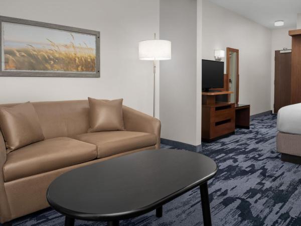 Fairfield Inn & Suites by Marriott Panama City Beach : photo 3 de la chambre suite lit king-size avec canapé-lit