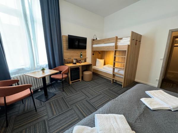 Hotel Bregenz : photo 1 de la chambre chambre familiale avec salle de bains privative