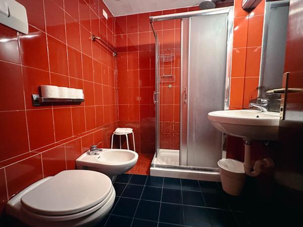 Ostello Bello Milano Centrale : photo 3 de la chambre chambre familiale avec salle de bains privative