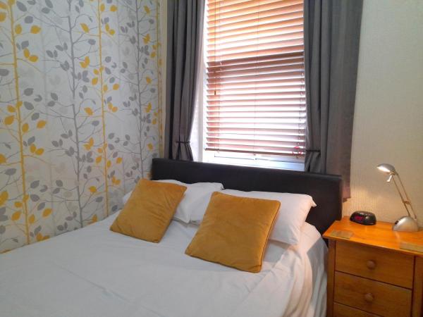 Phoenix Guest House : photo 1 de la chambre grande chambre simple