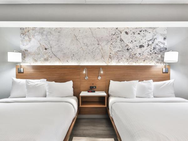 Admiral Inn Mississauga : photo 2 de la chambre chambre avec 2 grands lits queen-size