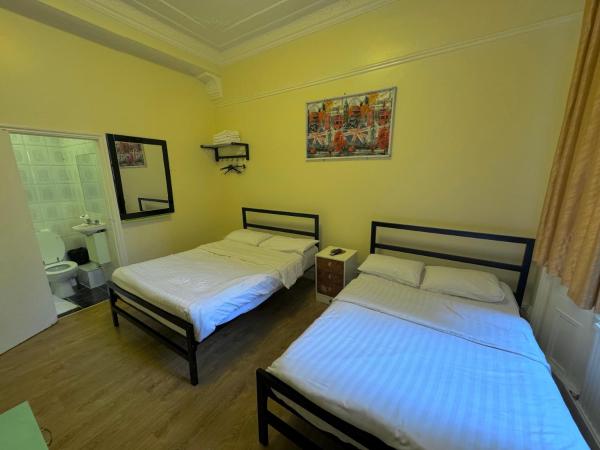 Anwar House : photo 2 de la chambre chambre triple avec salle de bains