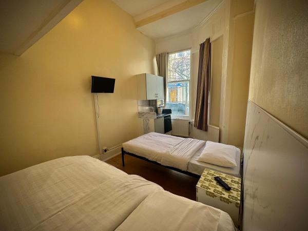 Anwar House : photo 7 de la chambre chambre triple avec salle de bains