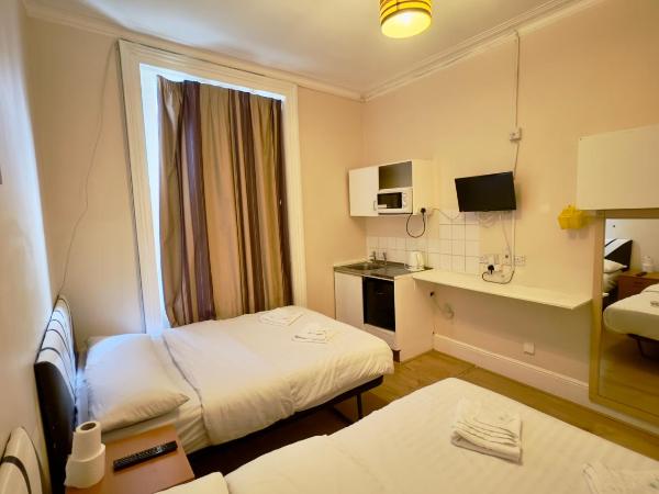Anwar House : photo 8 de la chambre chambre quadruple avec salle de bains privative