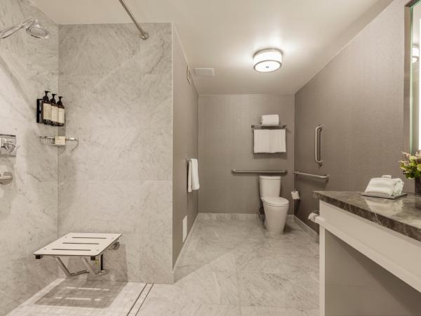 Fairmont Olympic Hotel : photo 4 de la chambre chambre signature avec 2 lits doubles et douche accessible en fauteuil roulant - adaptée aux personnes à mobilité réduite et malentendantes