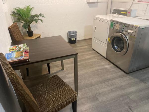 STUDIO PRADO PLAGE PISCINE TERRASSE : photo 3 de la chambre studio avec terrasse