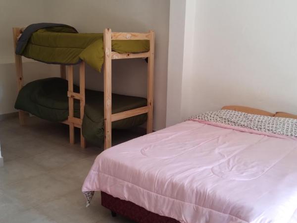 Casa Nuestra Hostal : photo 3 de la chambre chambre quadruple avec salle de bains privative