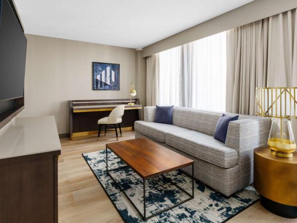 DoubleTree by Hilton Charlotte City Center : photo 1 de la chambre chambre lit king-size avec canapé-lit - non-fumeurs