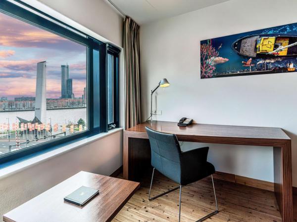 Maashotel Rotterdam Centre : photo 1 de la chambre chambre lit king-size de luxe - vue sur rivière