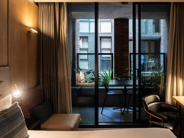 Vibe Hotel Sydney Darling Harbour : photo 8 de la chambre chambre double avec balcon