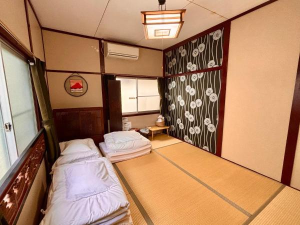 Guesthouse KOBE YAMATOMUSUBI : photo 3 de la chambre chambre triple avec salle de bains commune