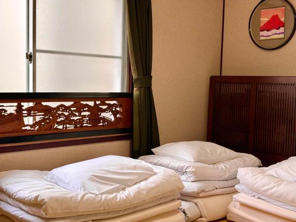 Guesthouse KOBE YAMATOMUSUBI : photo 5 de la chambre chambre triple avec salle de bains commune