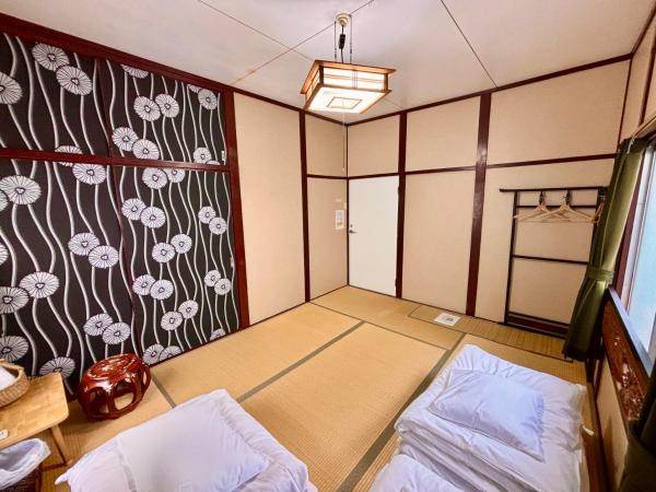 Guesthouse KOBE YAMATOMUSUBI : photo 4 de la chambre chambre triple avec salle de bains commune