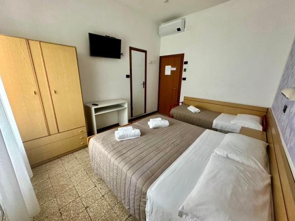 Hotel Enna Rimini : photo 3 de la chambre chambre triple standard