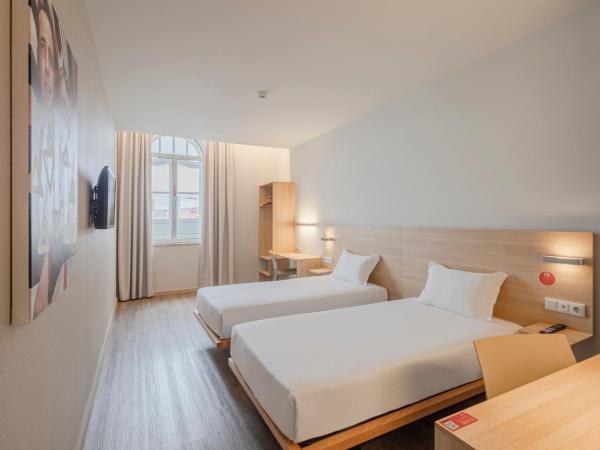 Moov Hotel Porto Centro : photo 4 de la chambre chambre lits jumeaux - vue sur ville