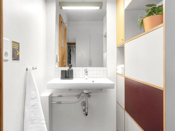 Student Hostel : photo 5 de la chambre chambre simple avec toilettes et douche communes