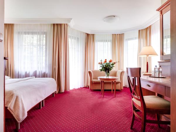 Hotel Konradówka Wellness & SPA - 300 metrów do centrum : photo 1 de la chambre chambre triple avec balcon