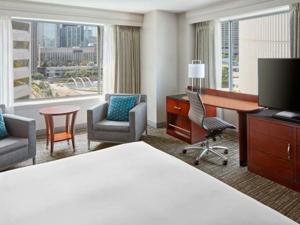 Marriott Downtown at CF Toronto Eaton Centre : photo 1 de la chambre chambre lit king-size - vue sur place nathan phillips et sur ville