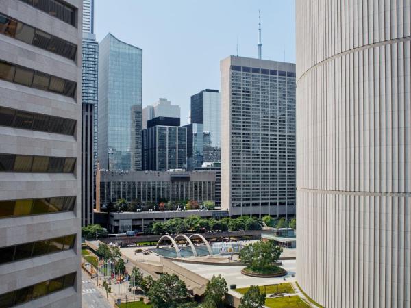 Marriott Downtown at CF Toronto Eaton Centre : photo 5 de la chambre chambre lit king-size - vue sur place nathan phillips et sur ville