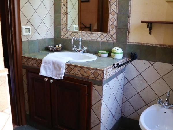 B&B Villa Giusy : photo 4 de la chambre chambre quadruple avec salle de bains privative