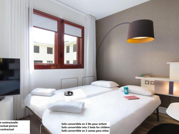 Novotel Suites Perpignan Centre : photo 4 de la chambre suite supérieure un lit double et deux lits simples