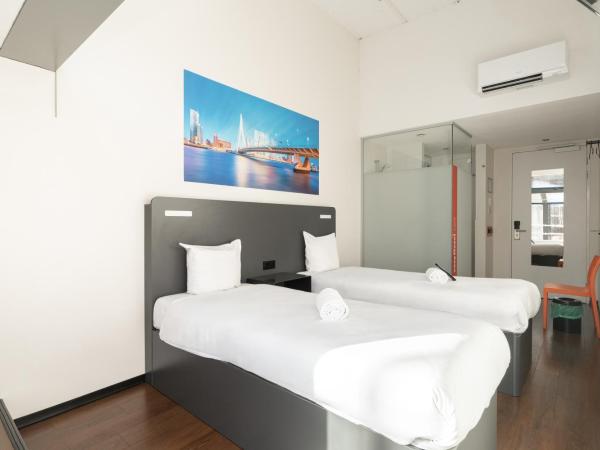 easyHotel Rotterdam City Centre : photo 2 de la chambre chambre lits jumeaux