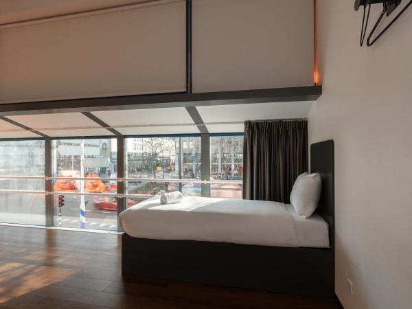 easyHotel Rotterdam City Centre : photo 1 de la chambre chambre quadruple