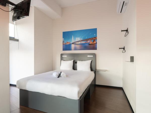 easyHotel Rotterdam City Centre : photo 3 de la chambre chambre double supérieure pour personnes à mobilité réduite