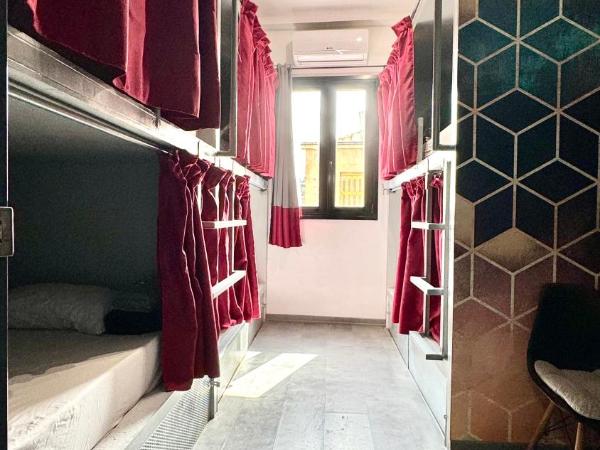 Iconic Athens Hostel : photo 2 de la chambre lit dans dortoir 6 lits