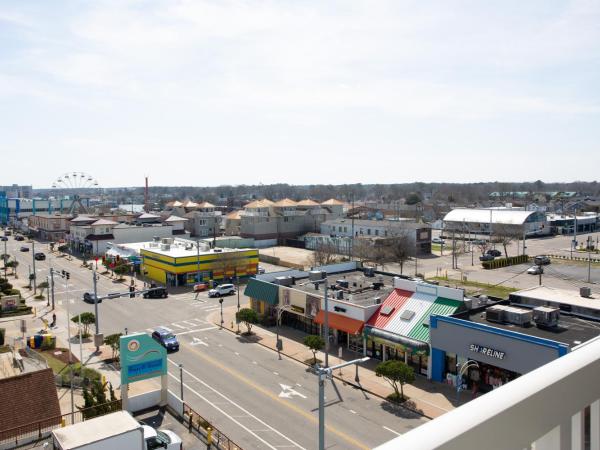 Aqua Vista Resort Hotel : photo 1 de la chambre chambre lit king-size de luxe - non-fumeurs - vue partielle sur océan