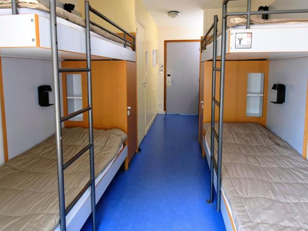 Auberge de Jeunesse HI Cherbourg : photo 4 de la chambre chambre quadruple avec douche