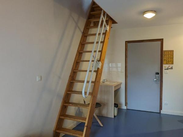 Auberge de Jeunesse HI Cherbourg : photo 2 de la chambre lit dans dortoir féminin de 5 lits 