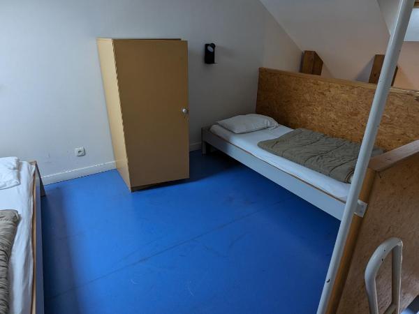 Auberge de Jeunesse HI Cherbourg : photo 1 de la chambre lit dans dortoir féminin de 5 lits 