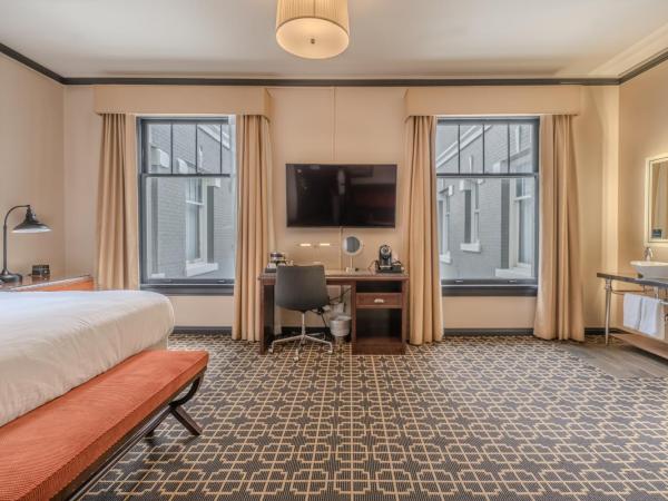 The Peery Salt Lake City Downtown, Tapestry Collection by Hilton : photo 4 de la chambre suite junior lit king-size avec coin salon