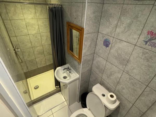 Anwar House : photo 9 de la chambre chambre triple avec salle de bains