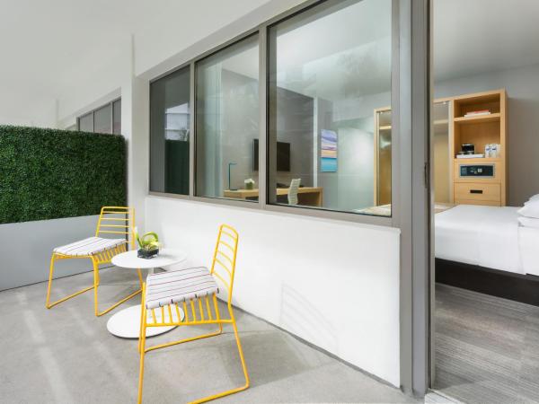 The Gates Hotel South Beach - a Doubletree by Hilton : photo 6 de la chambre chambre lit king-size avec balcon et vue sur la piscine