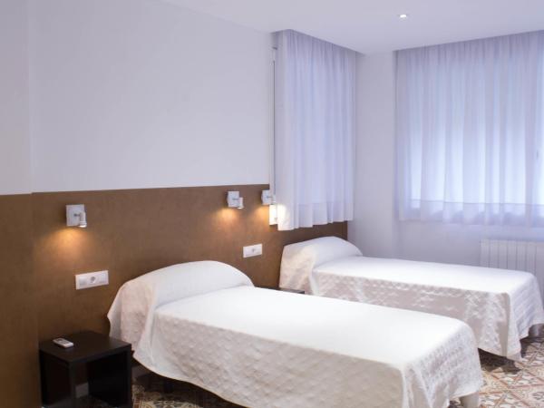 Hostal Nova Barcelona : photo 7 de la chambre chambre triple avec salle de bains privative