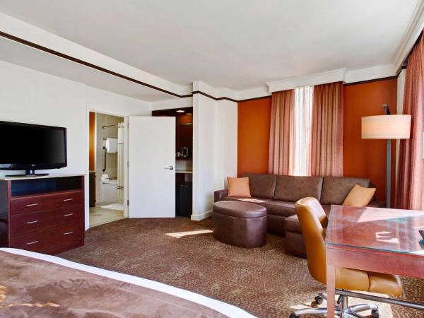 The Emily Morgan Hotel - A DoubleTree by Hilton : photo 2 de la chambre chambre lit king-size de luxe avec bain dans le jardin