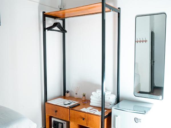 Hostel Sweet Home Palermo Soho : photo 4 de la chambre chambre triple avec salle de bains privative séparée